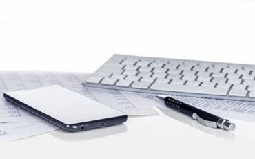 Smartphone und Tastatur